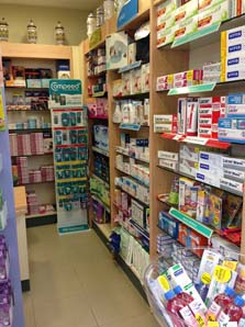 Farmacia Serrano Plaza Mostrador con productos