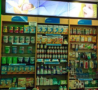 Farmacia Serrano Plaza Medicamentos y accesorios en un mostrador